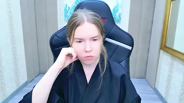 Snapshot of Alida_Brice chatting on December 18, 5:35 am Alida Brice online show from December 18, 5:35 am