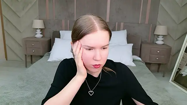 Snapshot of Alida_Brice chatting on February 8, 5:44 am Alida Brice online show from February 8, 5:44 am