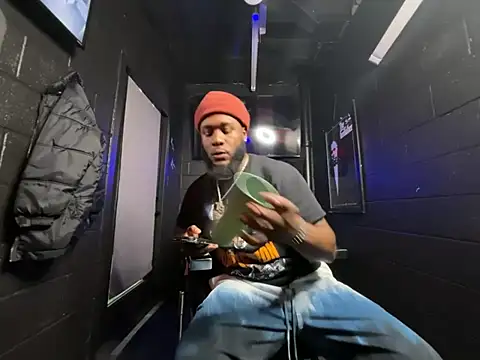 Snapshot of nymphoandthebeast69 chatting on February 13, 2:07 am nymphoandthebeast69 online show from February 13, 2:07 am