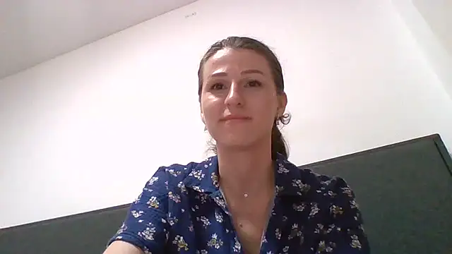 Snapshot of Yverlia chatting on October 4, 8:29 pm Yverlia online show from October 4, 8:29 pm