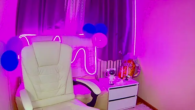 Snapshot of EmmaEllison chatting on September 25, 11:58 am EmmaEllison online show from September 25, 11:58 am