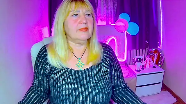 Snapshot of EmmaEllison chatting on October 7, 11:51 am EmmaEllison online show from October 7, 11:51 am