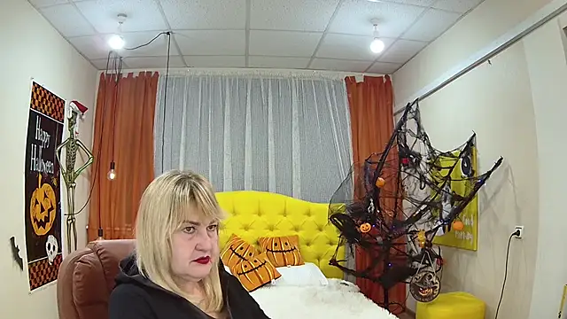 Snapshot of EmmaEllison chatting on October 17, 6:16 am EmmaEllison online show from October 17, 6:16 am