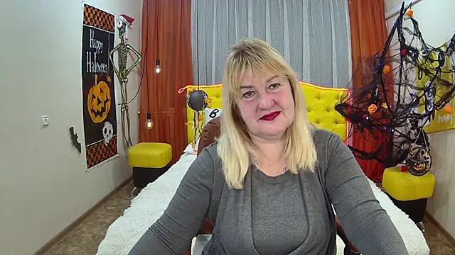 Snapshot of EmmaEllison chatting on October 21, 6:25 am EmmaEllison online show from October 21, 6:25 am