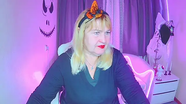 Snapshot of EmmaEllison chatting on October 31, 6:58 am EmmaEllison online show from October 31, 6:58 am