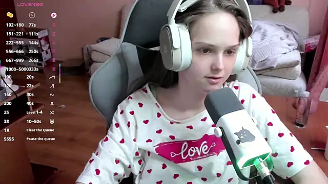 Snapshot of SharybbFace chatting on April 9, 2:22 pm SharybbFace online show from April 9, 2:22 pm