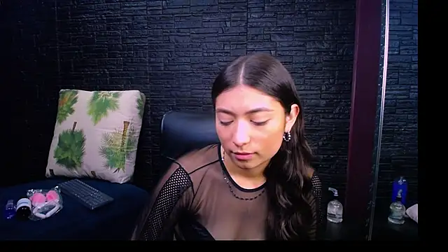 Lizzie Collin online show from October 11, 1:20 pm