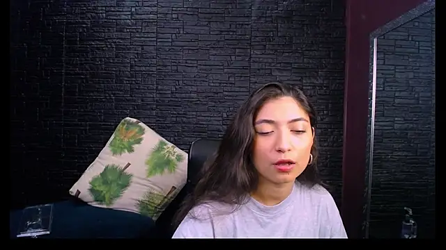 Lizzie Collin online show from October 18, 1:45 pm