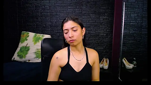 Lizzie Collin online show from October 23, 2:49 pm