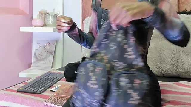 Snapshot of alix_noa chatting on October 4, 8:40 pm alix noa online show from October 4, 8:40 pm