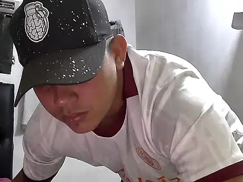 Snapshot of Alex_man23 chatting on December 5, 8:05 pm Alex man23 online show from December 5, 8:05 pm