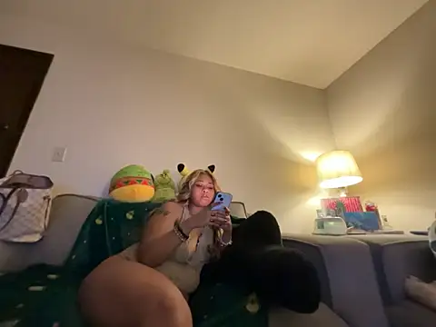 Snapshot of GoddessFatPuss chatting on December 23, 5:05 am GoddessFatPuss online show from December 23, 5:05 am