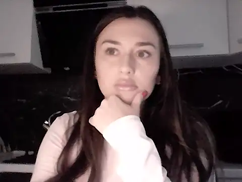 Lyverra online show from February 5, 1:38 pm