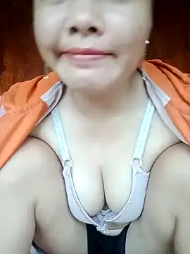 Snapshot of emilyzz chatting on November 2, 2:03 am emilyzz online show from November 2, 2:03 am