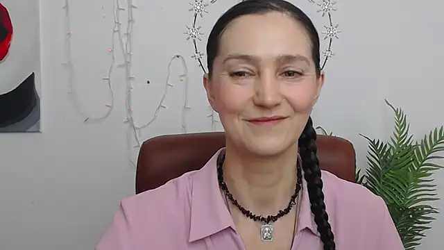 Snapshot of TayaFinch chatting on May 9, 11:15 am TayaFinch online show from May 9, 11:15 am