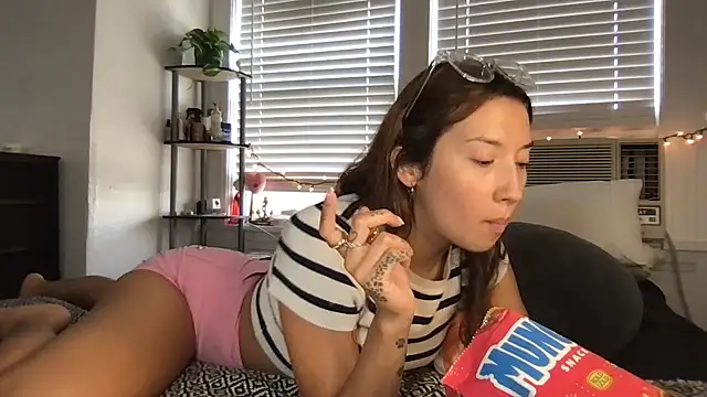 yoursweetestlilly online show from September 21, 11:39 pm