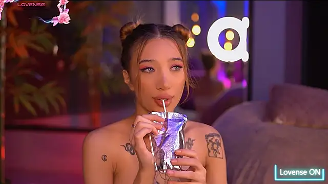 Snapshot of SiennaJayden chatting on October 28, 6:32 pm SiennaJayden online show from October 28, 6:32 pm