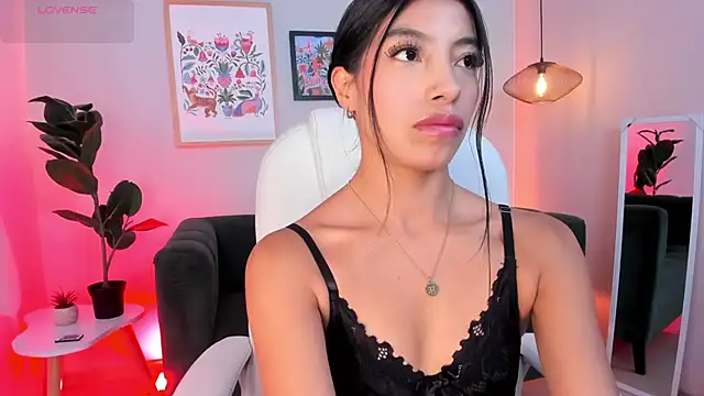 Snapshot of Tiffany_Low chatting on June 19, 5:28 pm Tiffany Low online show from June 19, 5:28 pm