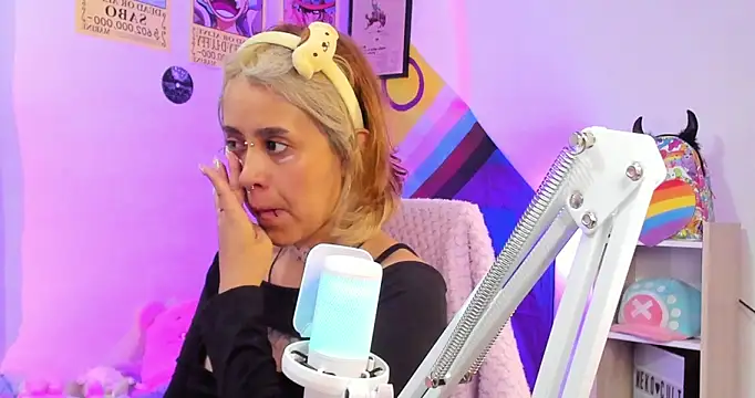 Snapshot of NekoWaifu chatting on September 27, 1:27 pm NekoWaifu online show from September 27, 1:27 pm