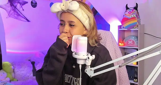 Snapshot of NekoWaifu chatting on October 4, 1:09 pm NekoWaifu online show from October 4, 1:09 pm