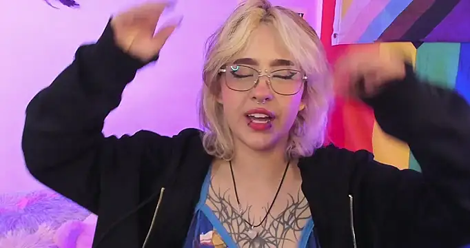 Snapshot of NekoWaifu chatting on October 15, 1:11 pm NekoWaifu online show from October 15, 1:11 pm