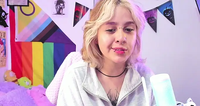 Snapshot of NekoWaifu chatting on October 18, 1:23 pm NekoWaifu online show from October 18, 1:23 pm