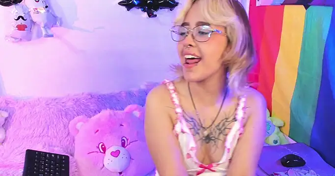 Snapshot of NekoWaifu chatting on October 22, 1:11 pm NekoWaifu online show from October 22, 1:11 pm