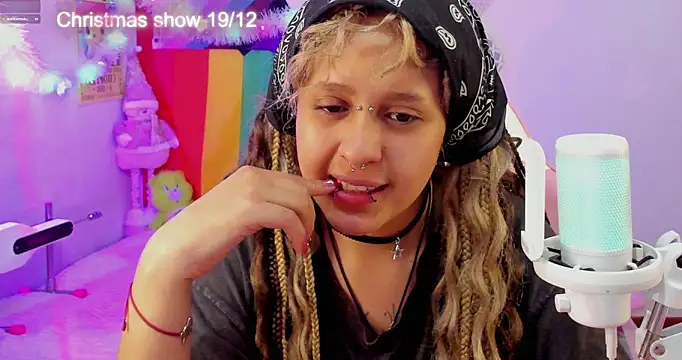 Snapshot of NekoWaifu chatting on December 18, 2:01 pm NekoWaifu online show from December 18, 2:01 pm