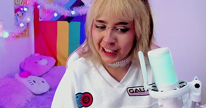 Snapshot of NekoWaifu chatting on January 6, 2:54 pm NekoWaifu online show from January 6, 2:54 pm