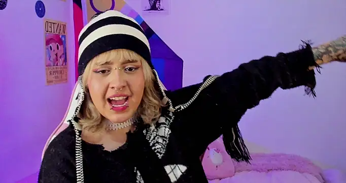 Snapshot of NekoWaifu chatting on January 7, 3:03 pm NekoWaifu online show from January 7, 3:03 pm