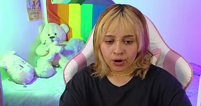 Snapshot of NekoWaifu chatting on February 6, 3:37 pm NekoWaifu online show from February 6, 3:37 pm