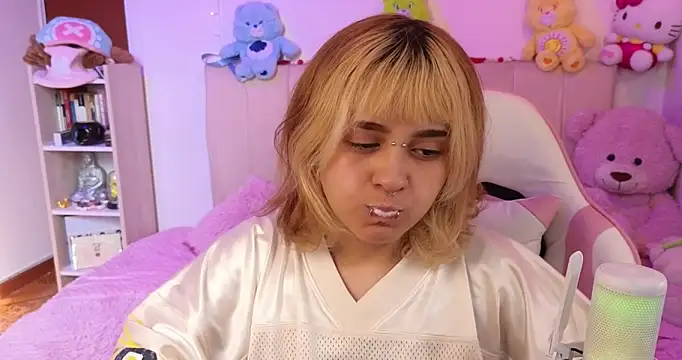 Snapshot of NekoWaifu chatting on March 3, 1:28 pm NekoWaifu online show from March 3, 1:28 pm