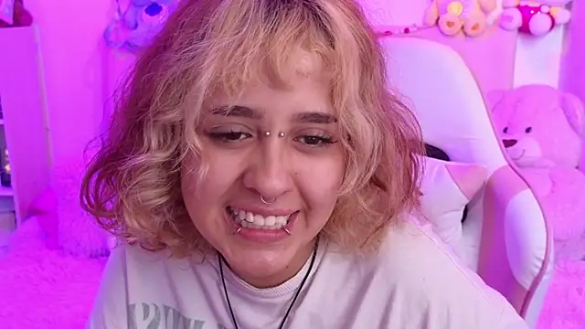 Snapshot of NekoWaifu chatting on March 7, 2:58 pm NekoWaifu online show from March 7, 2:58 pm