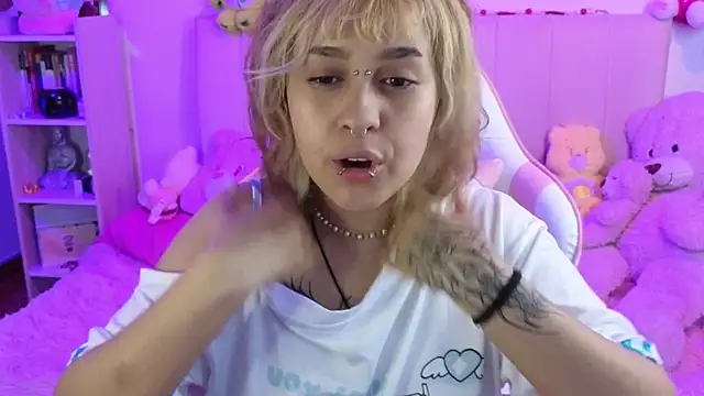 Snapshot of NekoWaifu chatting on March 10, 3:06 pm NekoWaifu online show from March 10, 3:06 pm