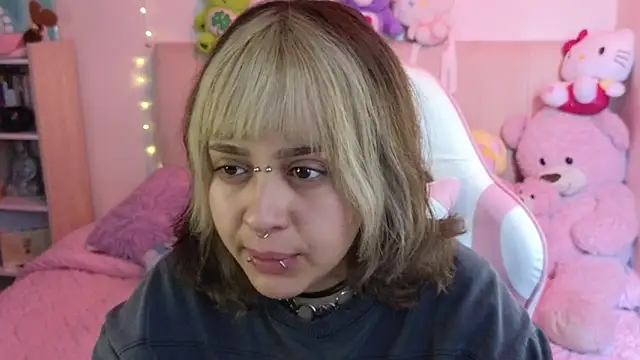 Snapshot of NekoWaifu chatting on April 1, 2:36 pm NekoWaifu online show from April 1, 2:36 pm