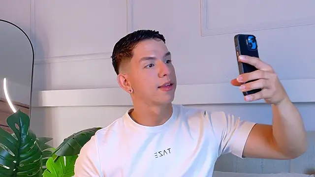 Snapshot of ZaneDawson chatting on April 2, 7:44 pm ZaneDawson online show from April 2, 7:44 pm