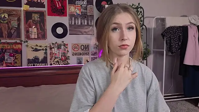 Snapshot of LinhStirna chatting on October 1, 1:06 pm LinhStirna online show from October 1, 1:06 pm