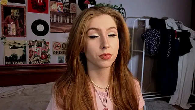 Snapshot of LinhStirna chatting on October 7, 1:52 pm LinhStirna online show from October 7, 1:52 pm