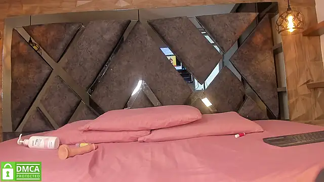 Scarlet  Jones  online show from November 5, 8:31 pm