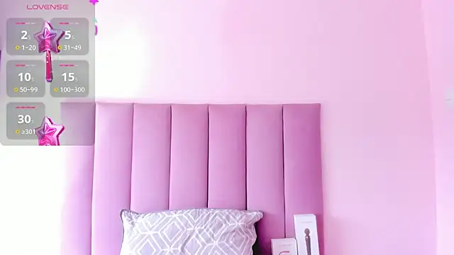 HoollyHendrix online show from September 26, 7:40 pm