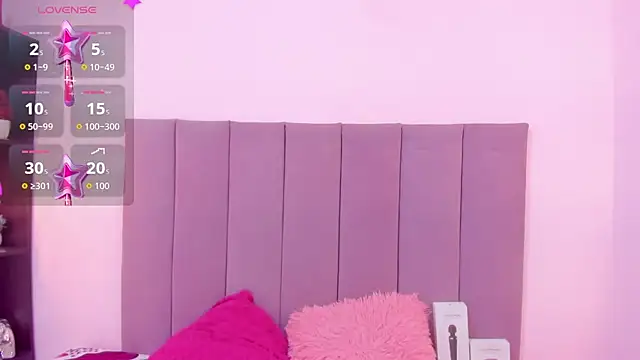 HoollyHendrix online show from October 8, 7:55 pm