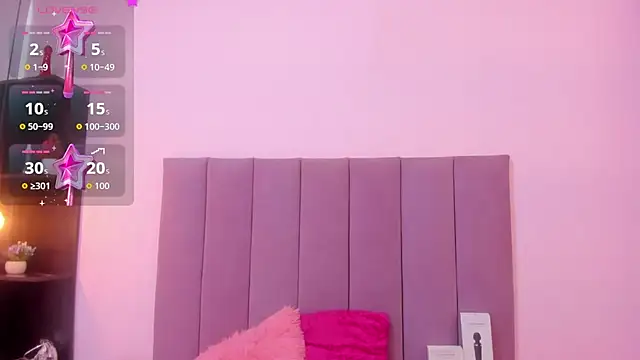 HoollyHendrix online show from October 15, 8:09 pm