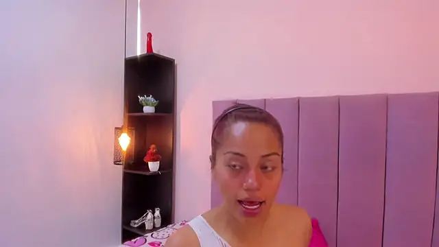 HoollyHendrix online show from November 12, 8:30 pm