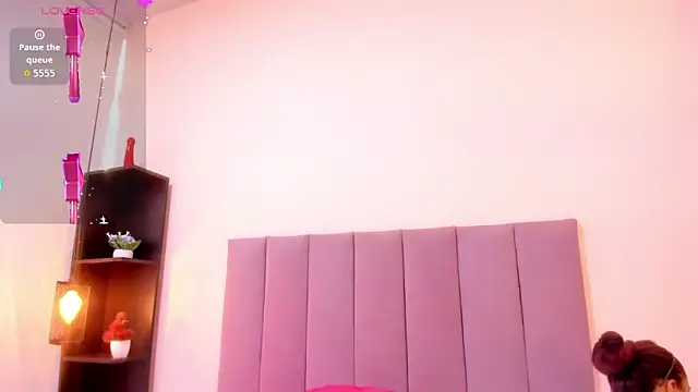 HoollyHendrix online show from November 18, 8:24 pm