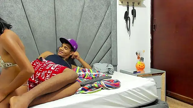 Snapshot of DaphnerANDrogerrr chatting on October 6, 12:24 pm DaphnerANDrogerrr online show from October 6, 12:24 pm