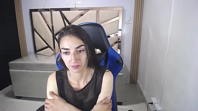 Maily a  online show from December 5, 3:15 am