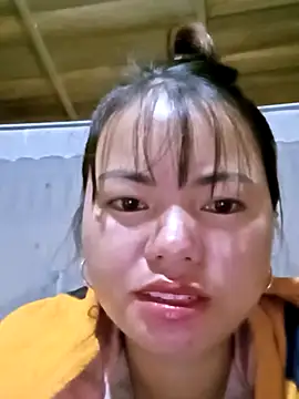 Snapshot of emly-xinh18 chatting on October 23, 12:37 pm emly-xinh18 online show from October 23, 12:37 pm