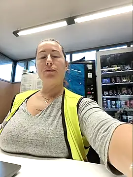 bichota85 online show from October 8, 9:40 am