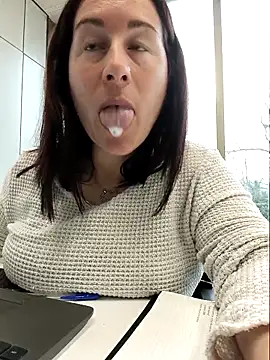 bichota85 online show from March 4, 10:32 am