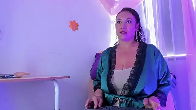 sharlot montalvo  online show from February 4, 9:31 pm